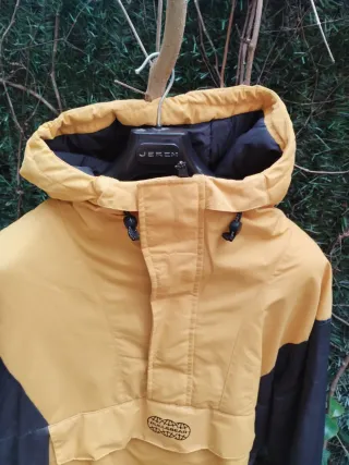 Cazadora canguro pull & bear talle L