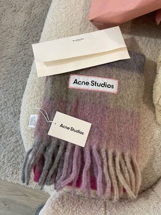 Bufanda Acne Studios con etiqueta
