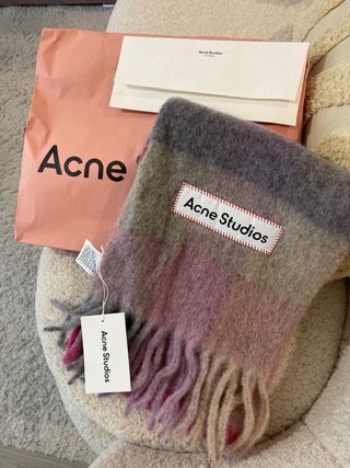 Bufanda Acne Studios con etiqueta
