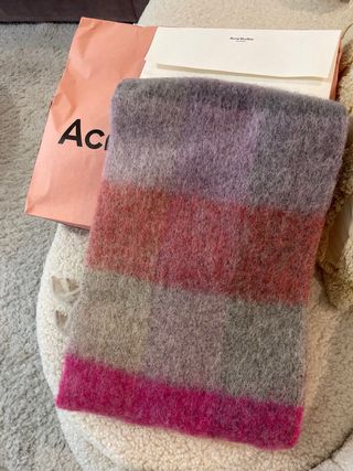 Bufanda Acne Studios con etiqueta