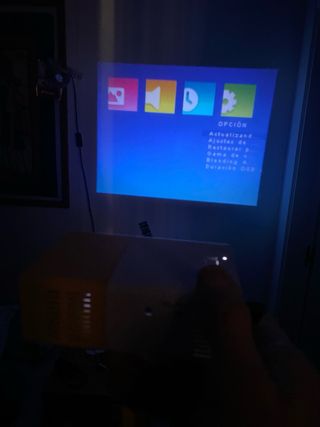 Mini Proyector LED Blanco y Amarillo