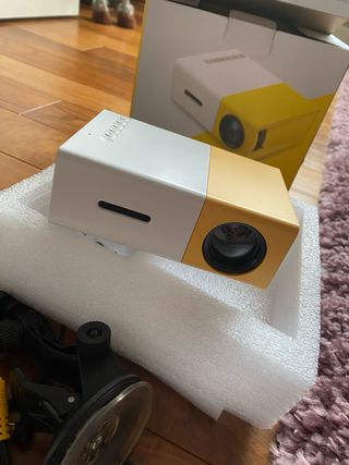 Mini Proyector LED Blanco y Amarillo