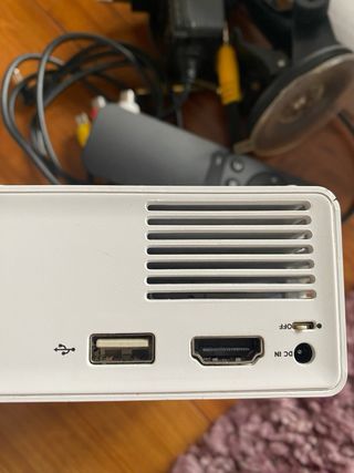 Mini Proyector LED Blanco y Amarillo