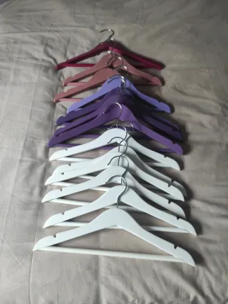 Lote de 13 perchas pequeñas