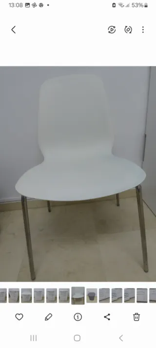 Silla blanca de plástico con patas metálicas