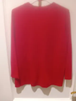 Blusa punto fino roja con botones joya