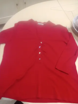 Blusa punto fino roja con botones joya