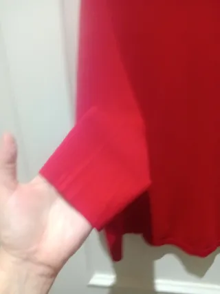 Blusa punto fino roja con botones joya