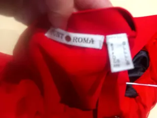 Blusa punto fino roja con botones joya