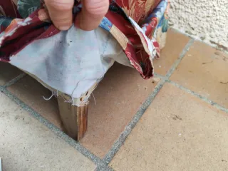 Sillón de tela con estampado floral