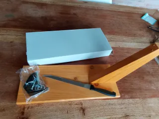 Jamonero de madera con cuchillo y accesorios