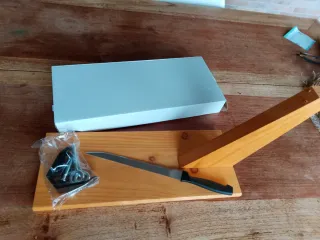Jamonero de madera con cuchillo y accesorios