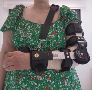 Ortesis de codo ajustable