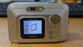 Cámara Fujifilm FinePix A200 con complementos