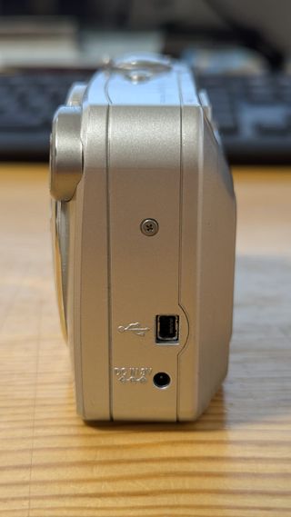 Cámara Fujifilm FinePix A200 con complementos