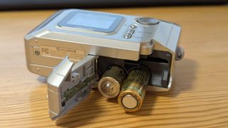 Cámara Fujifilm FinePix A200 con complementos