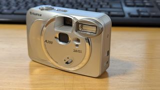 Cámara Fujifilm FinePix A200 con complementos