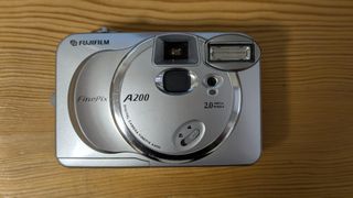 Cámara Fujifilm FinePix A200 con complementos