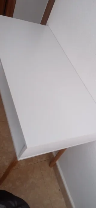 Escritorio blanco con cajón rosa