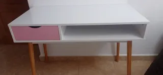 Escritorio blanco con cajón rosa