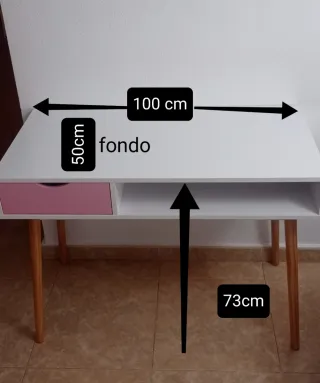 Escritorio blanco con cajón rosa