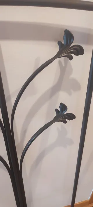 FORJA.Dos cabeceros, una mesilla y una lampara.