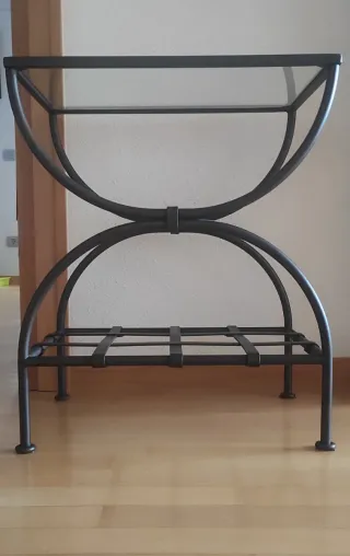 FORJA.Dos cabeceros, una mesilla y una lampara.