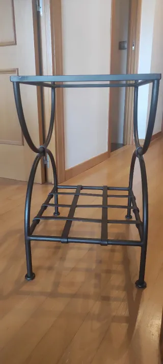 FORJA.Dos cabeceros, una mesilla y una lampara.