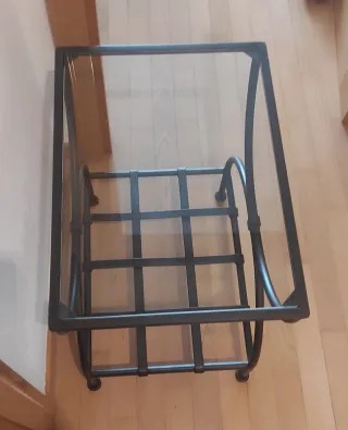 FORJA.Dos cabeceros, una mesilla y una lampara.