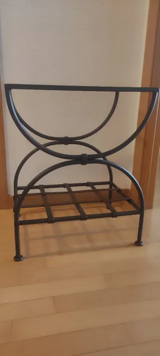 FORJA.Dos cabeceros, una mesilla y una lampara.