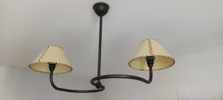 FORJA.Dos cabeceros, una mesilla y una lampara.