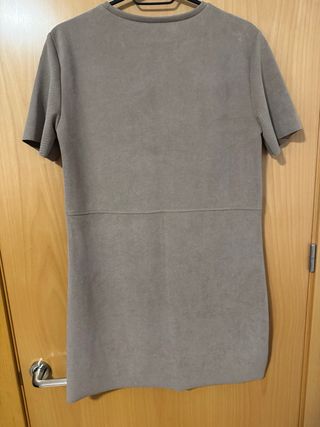 Vestido corto beige con bolsillos