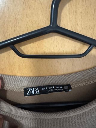 Vestido corto beige con bolsillos