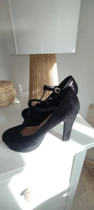 Zapatos de tacón negros con tira. Talla 37