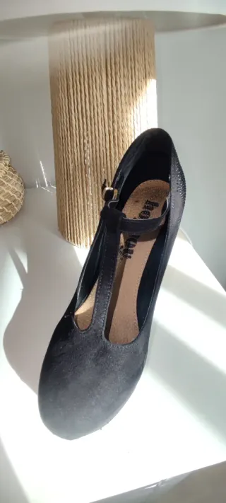 Zapatos de tacón negros con tira. Talla 37