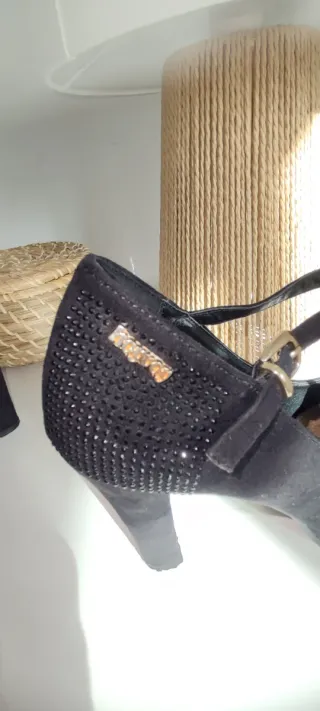 Zapatos de tacón negros con tira. Talla 37