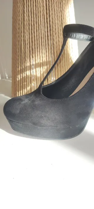Zapatos de tacón negros con tira. Talla 37