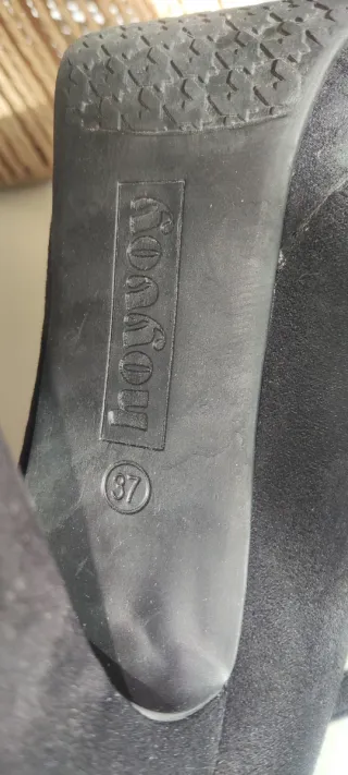 Zapatos de tacón negros con tira. Talla 37