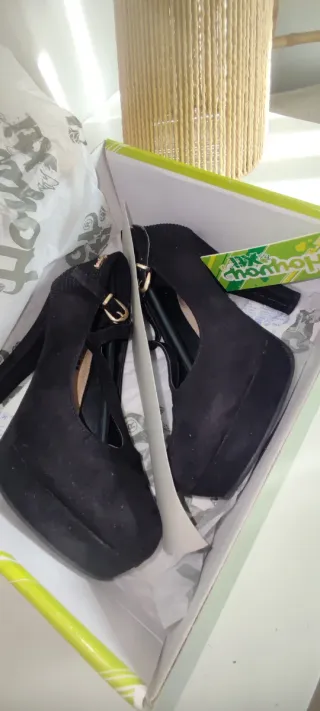 Zapatos de tacón negros con tira. Talla 37