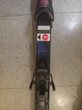 Esquís Rossignol con fijaciones Salomon