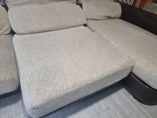 Sofá chaise longue beige y marrón