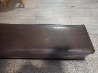 Sofá chaise longue beige y marrón