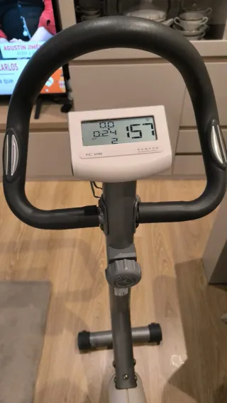 Bicicleta estática gris y blanca