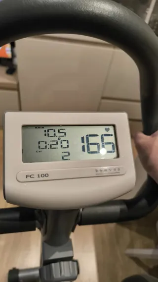 Bicicleta estática gris y blanca