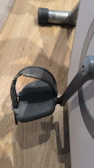 Bicicleta estática gris y blanca