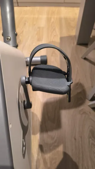 Bicicleta estática gris y blanca