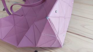 Bolso piel rosa modelo Origami. Buen estado