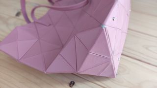 Bolso piel rosa modelo Origami. Buen estado