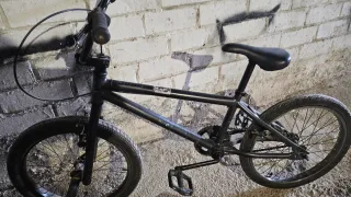 Bicicleta BMX negra