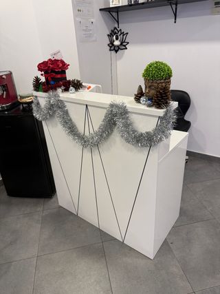 Mostrador de recepción blanco y plateado